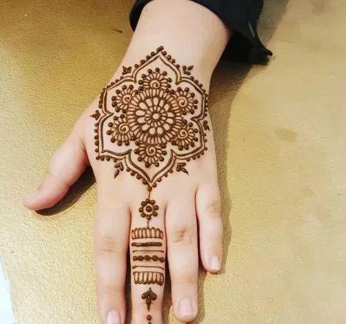 最新吃瓜网红纹身图片,揭秘最新吃瓜网红的个性图案  第3张